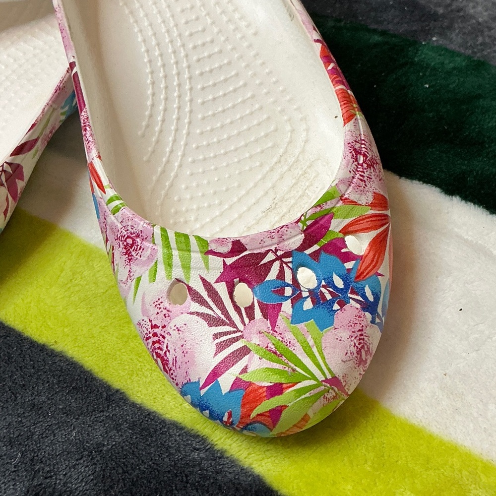 CROCS Colorful Floral Women's Flats Size 7 - Picture 2 of 9